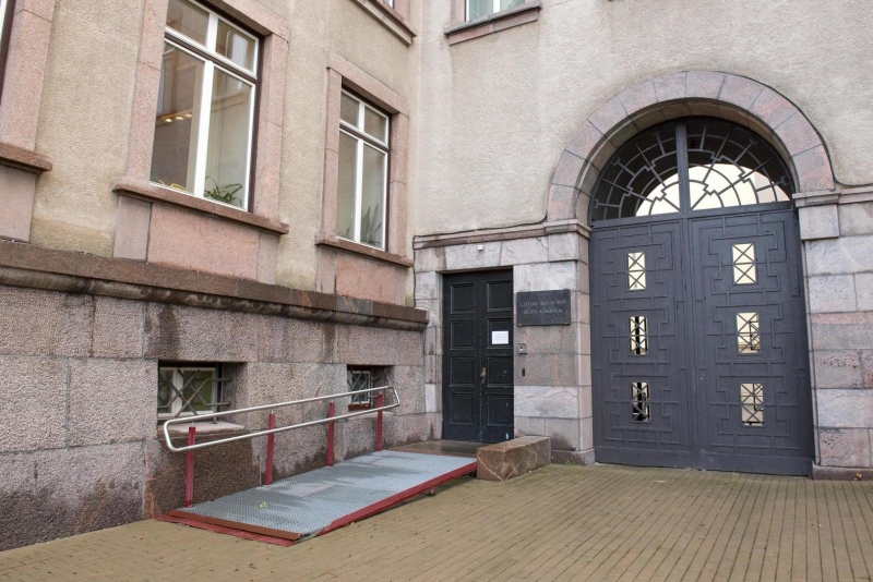 Galvenās ēkas ieeja ar uzbrauktuvi